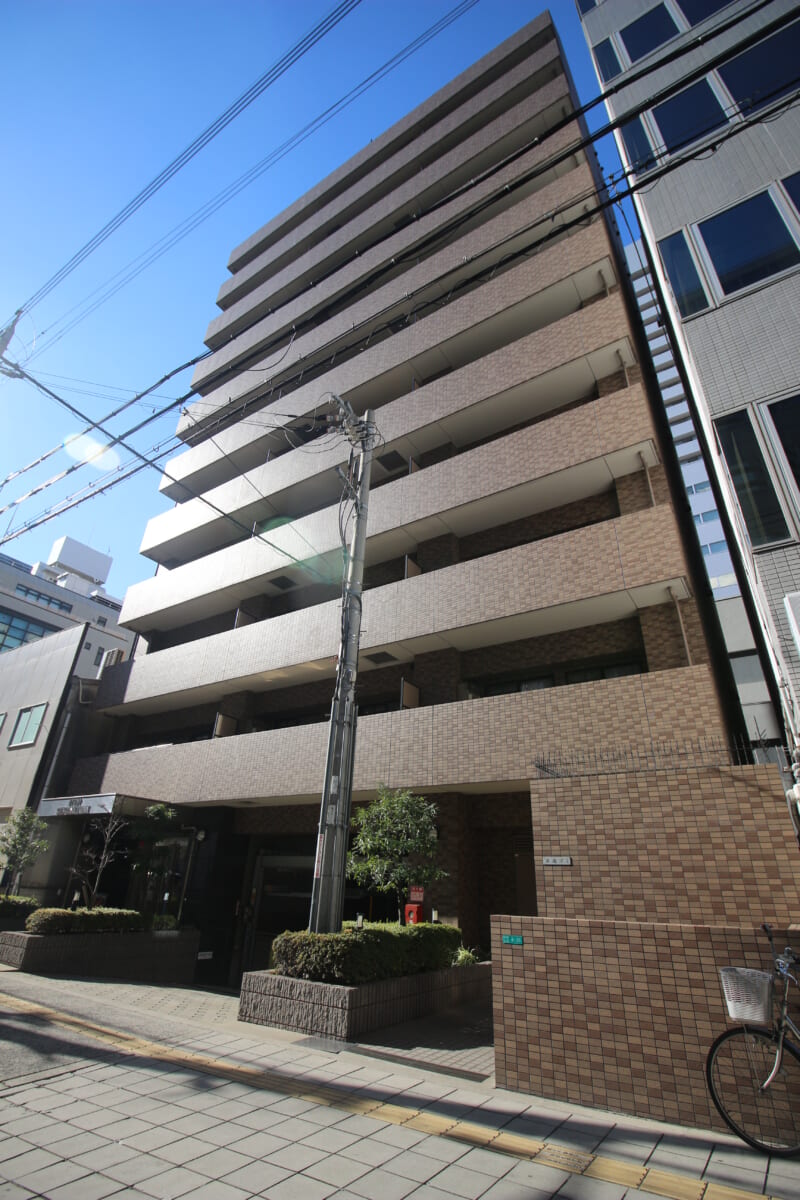 リーガル新大阪駅前のタイル張りの外観