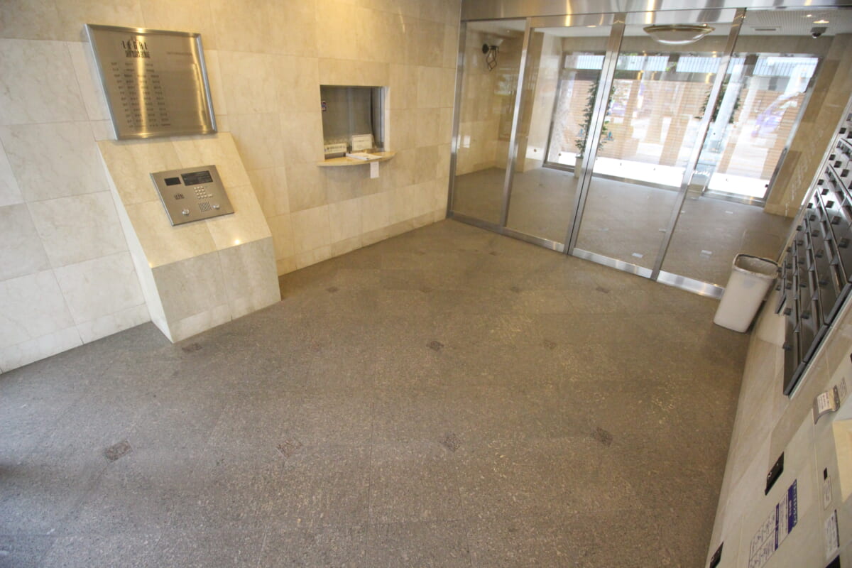 リーガル新大阪駅前のエントランス内とオートロック