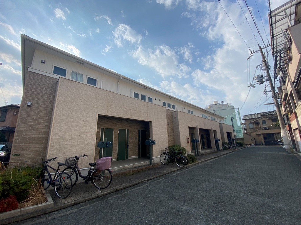 カーサヴェルデの澄み切った青空と外観