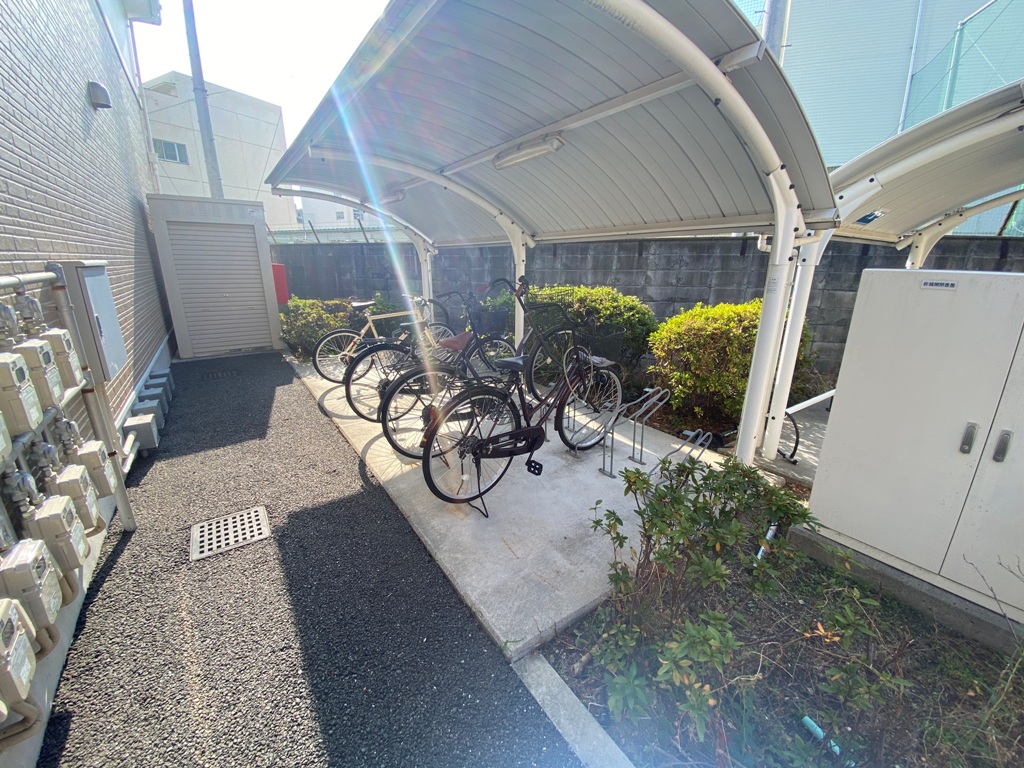 カーサヴェルデの屋根付き駐輪場