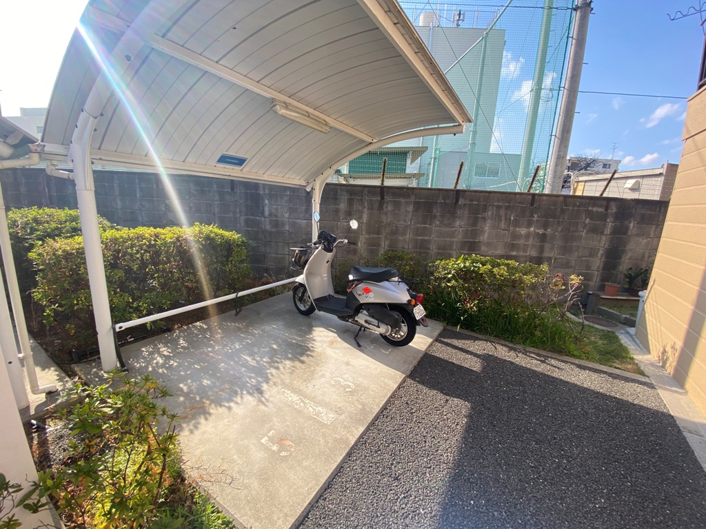 カーサヴェルデのバイク屋根付き置き場