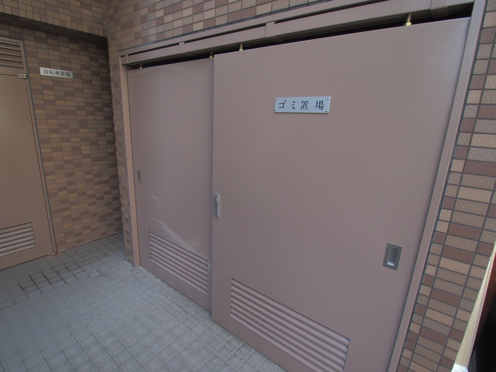 リーガル新大阪駅前のカギ付きの専用ゴミ庫
