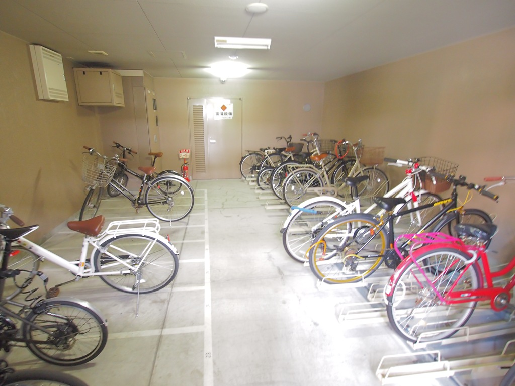 リーガル新大阪駅前の天井付き自転車置き場