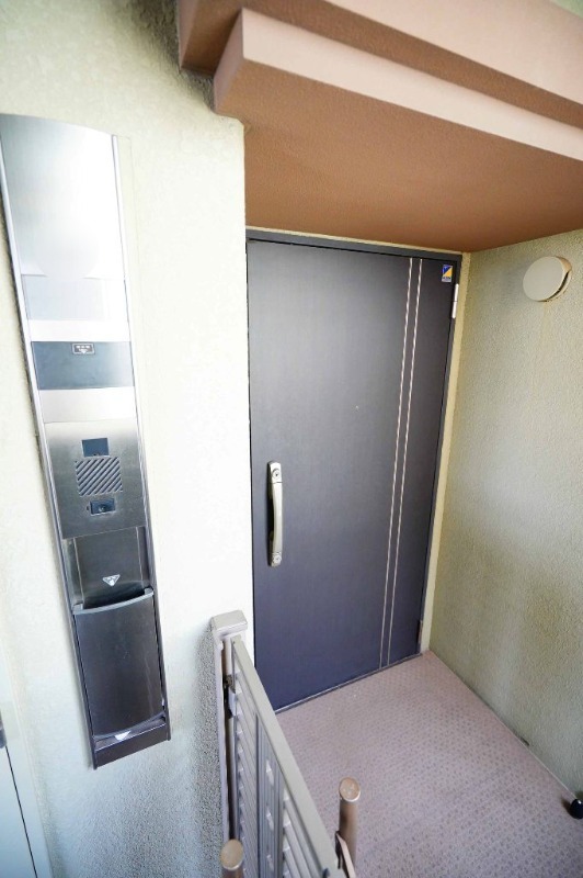 淀川ウエストタワーの柵付き玄関ポーチ