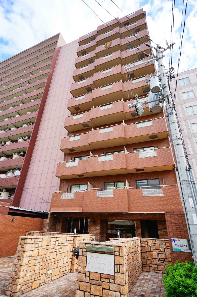 大阪府大阪市淀川区西中島2丁目12-21アトール西中島Ⅱは外観は赤レンガ調のタイル張り、敷地の地面と塀もレンガ調に統一されている