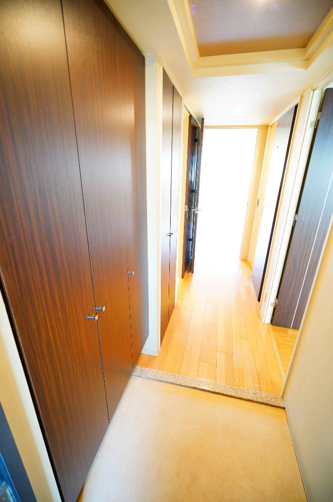 淀川ウエストタワーの玄関から見通した廊下