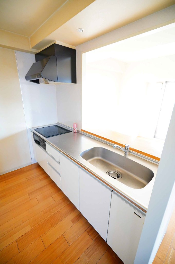 淀川ウエストタワーの3口IHコンログリル付き、広いシンクと調理スペースがあるシステムカウンターキッチン