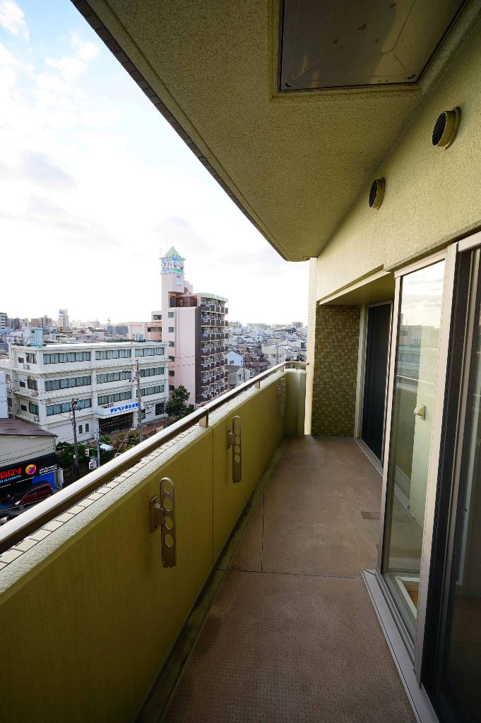 淀川ウエストタワーの広い南向きバルコニー