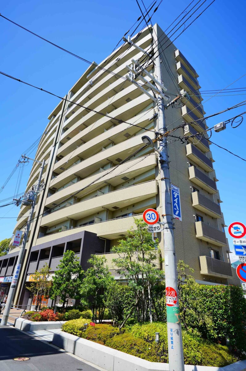 淀川ウエストタワーのマスタード色のタイル張りの外観