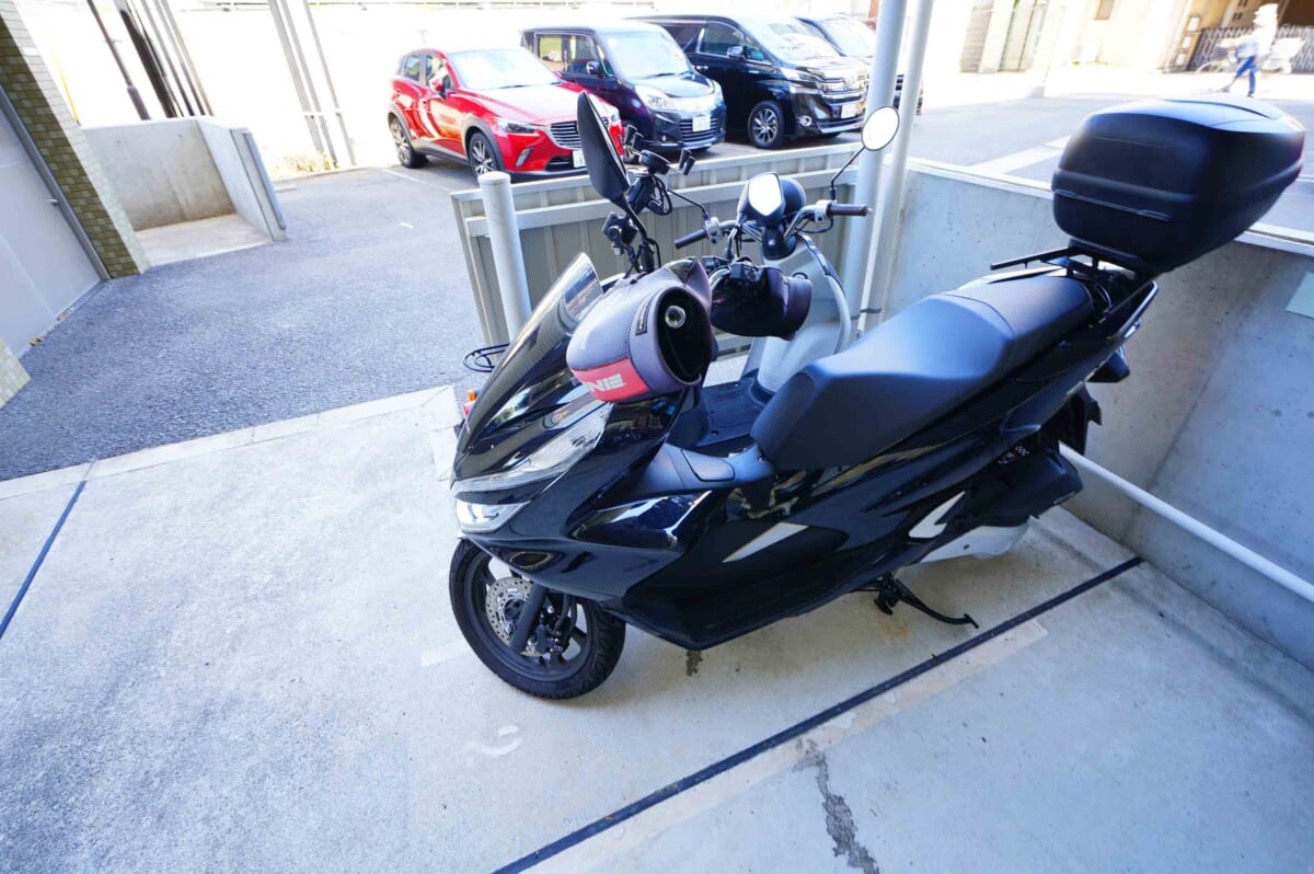 淀川ウエストタワーのバイク置き場と駐車場