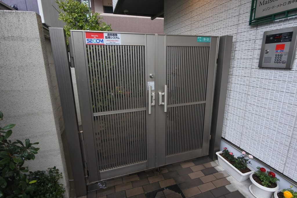 メゾン・ド・メトロ西中島南方のセコムセキュリティ付きのオートロック式エントランスゲート