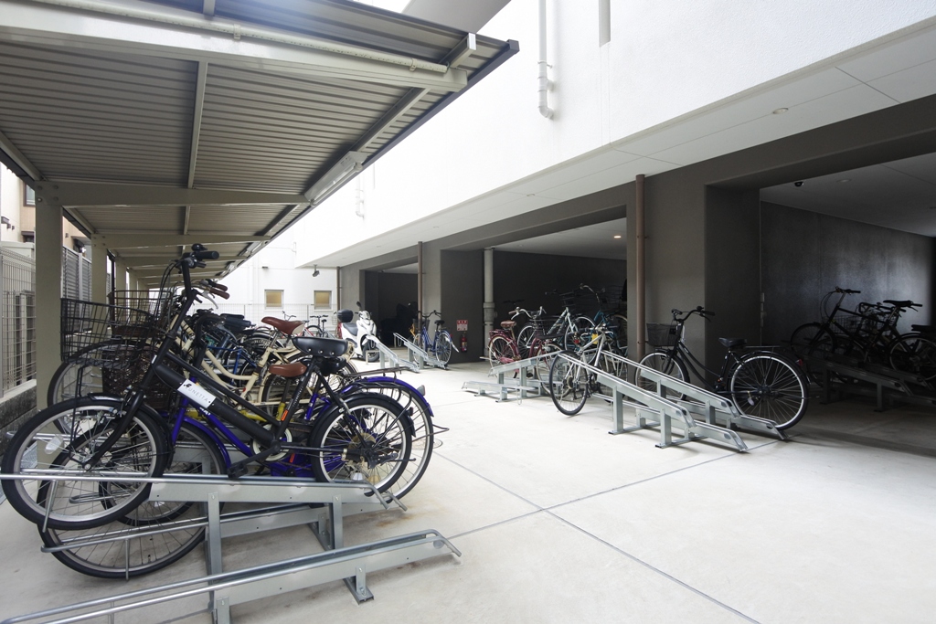 セレニテ新大阪プリエの屋根付き駐輪バイク置き場