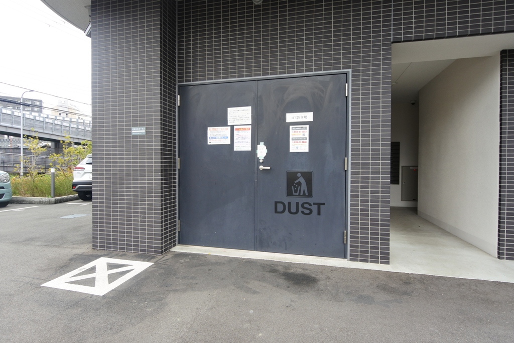 セレニテ新大阪プリエのカギ付き入居者専用ゴミ庫