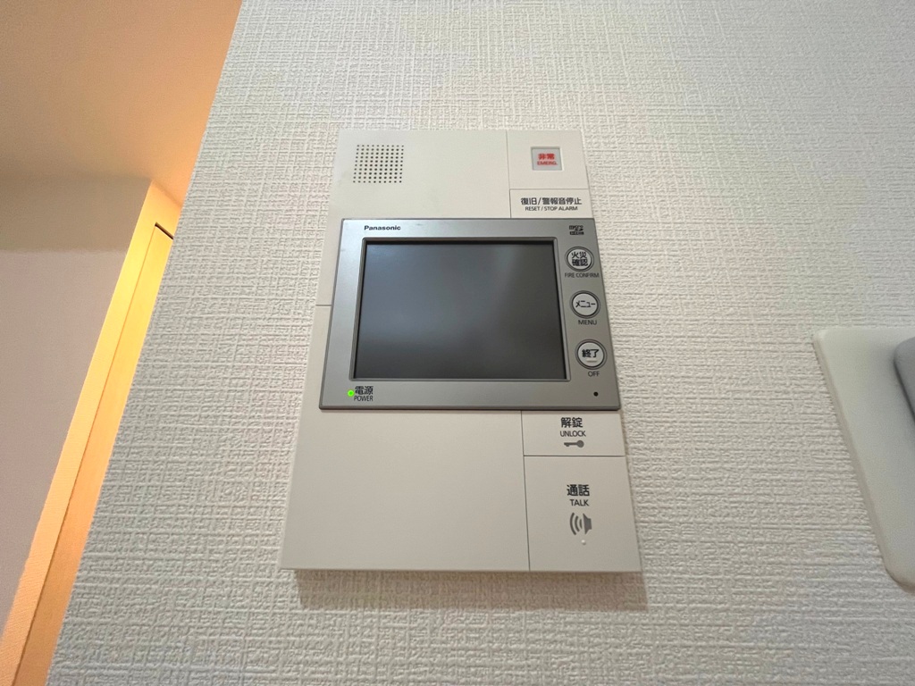 エスリード新大阪ラヴァーグのエントランスと玄関インターホンと連動したTVモニターインターホン