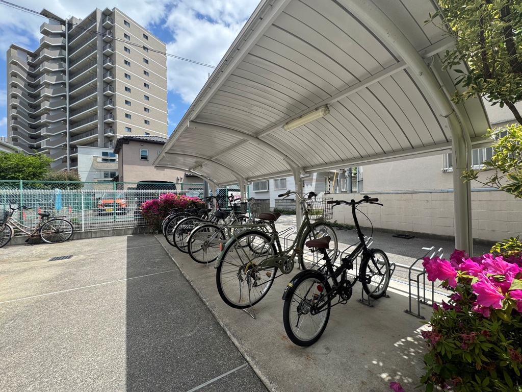 サンプレイスの自転車がきちんと整列された屋根付き駐輪場