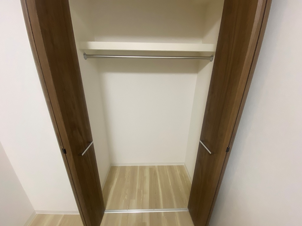 大阪府吹田市南金田2丁目THE ROOTS ESAKAの2LDK501号室のリビング横の4.6帖洋室の両開きクローゼット