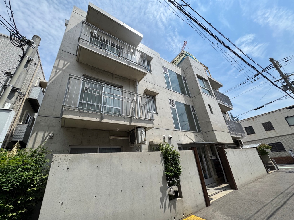 ハウス道正のコンクリート打ちっぱなしの近代建築的な外観
