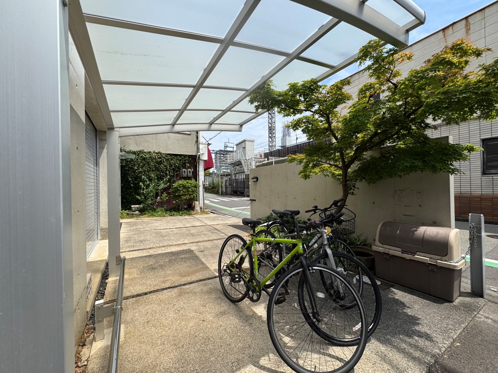 ハウス道正の屋根付き駐輪場