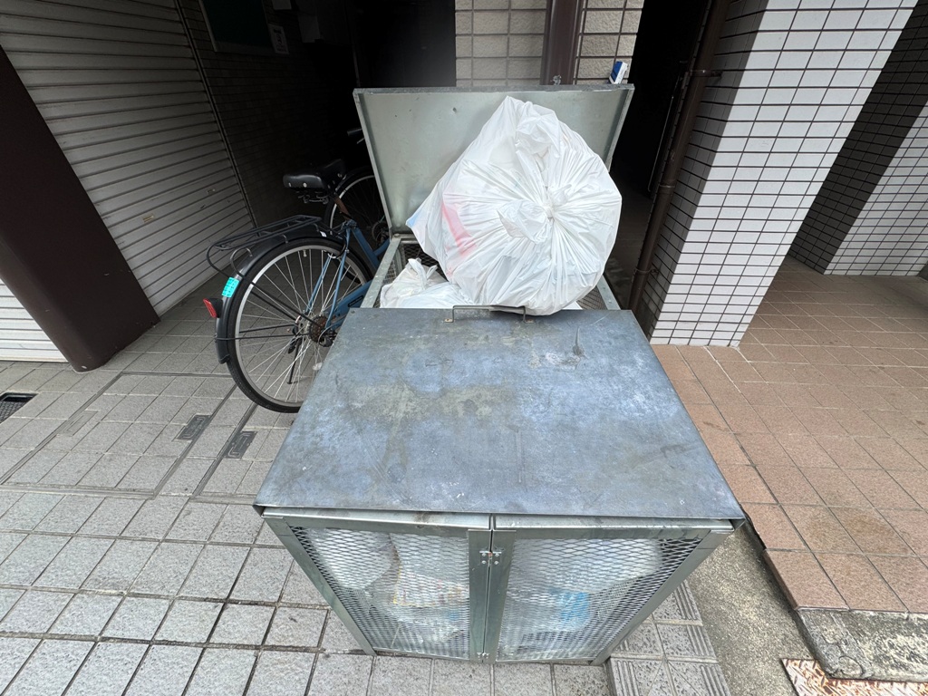 大阪府大阪市東淀川区下新庄４丁目11-37メイティーテンの入居者専用スチール製ゴミバッカン