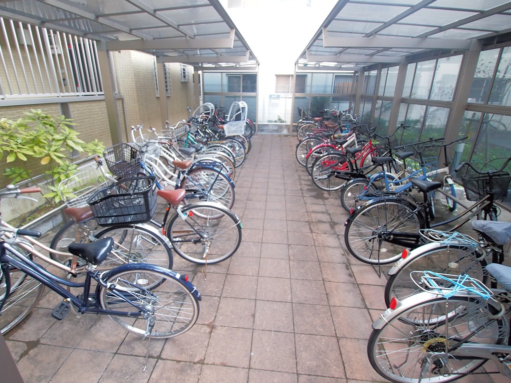 大阪府大阪市東淀川区西淡路1丁目16-16シャルムBの屋根付き駐輪場