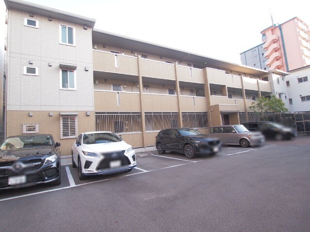 大阪府大阪市東淀川区西淡路1丁目16-16シャルムBの外観と敷地内駐車場