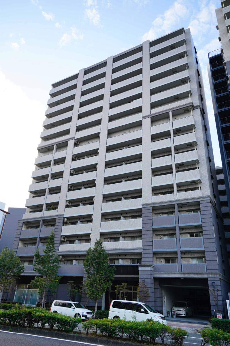 大阪府大阪市東淀川区東中島１丁目21-24グランルクレ新大阪の重厚な造りの外観