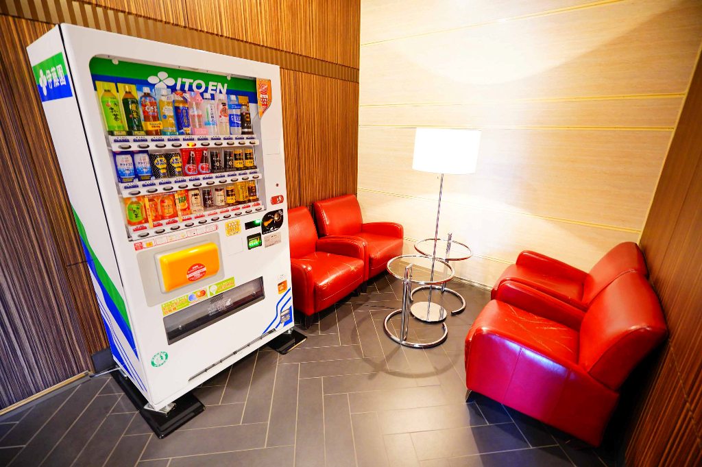 大阪府大阪市東淀川区東中島１丁目21-24グランルクレ新大阪の自販機コーナーにはソファーとミニテーブルが設置されている