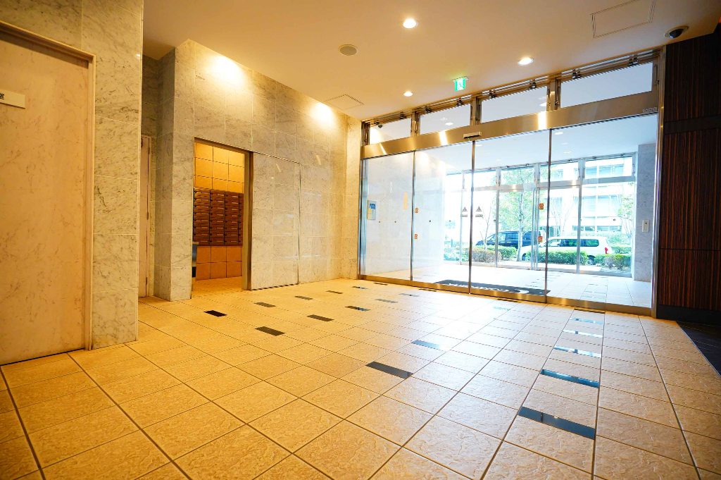 大阪府大阪市東淀川区東中島１丁目21-24グランルクレ新大阪の大理石ばりのントランス内部