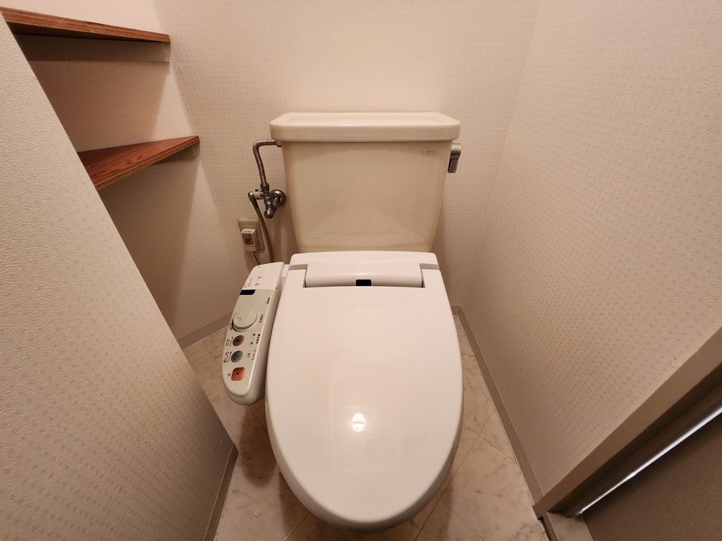 大阪府大阪市東淀川区豊新2丁目13-2,メゾン豊新401号室のウォシュレット便座付きトイレ