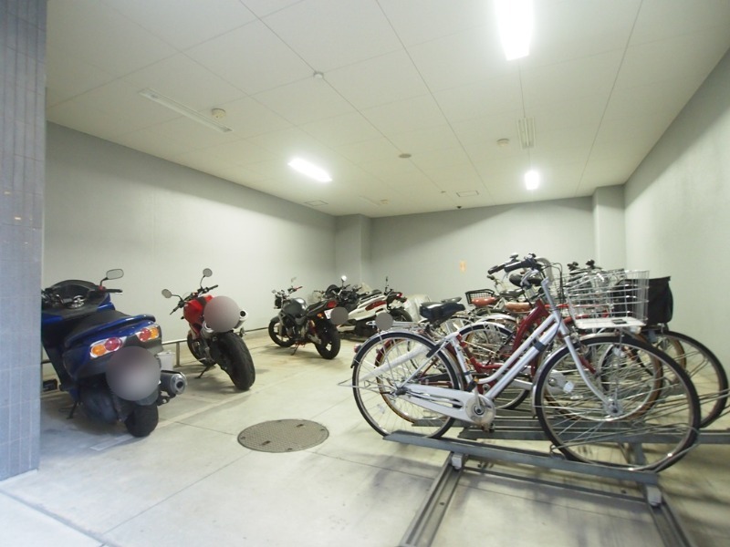大阪府大阪市東淀川区東中島１丁目21-24グランルクレ新大阪の室内駐輪場・バイク置き場